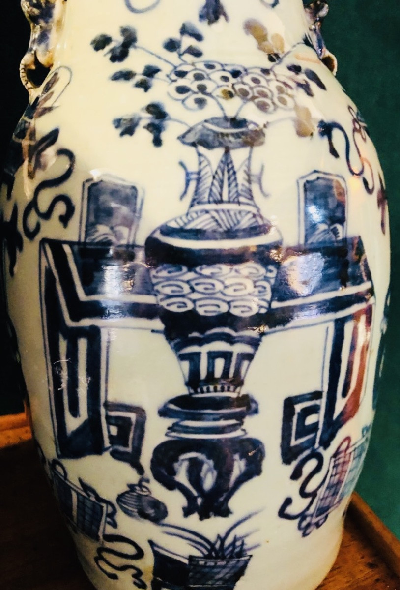 Deux vases blanc bleu de Chine montés en lampes -photo-5
