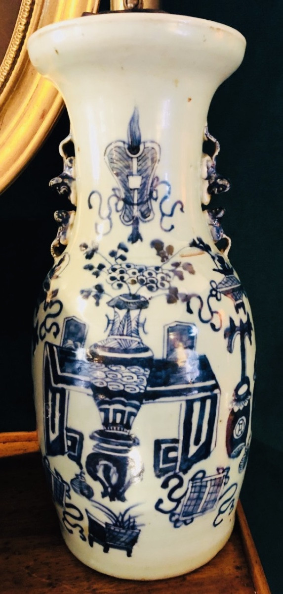 Deux vases blanc bleu de Chine montés en lampes -photo-6