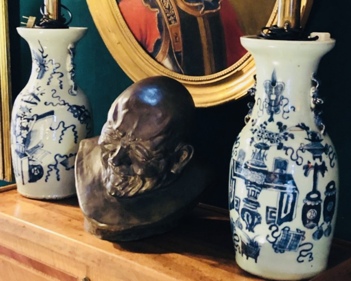 Deux vases blanc bleu de Chine montés en lampes 