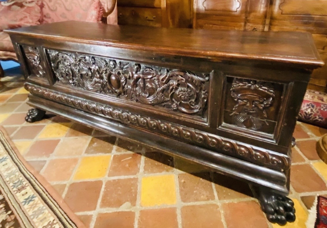 Cassone Italienne En Noyer, important coffre à Décor De Faunes De Style Renaissance