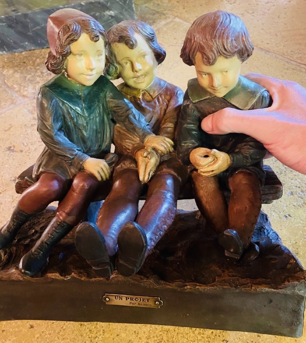 Trois  Petites filles en terre cuite polychrome, intitulée «  un projet », signée Salesio-photo-3