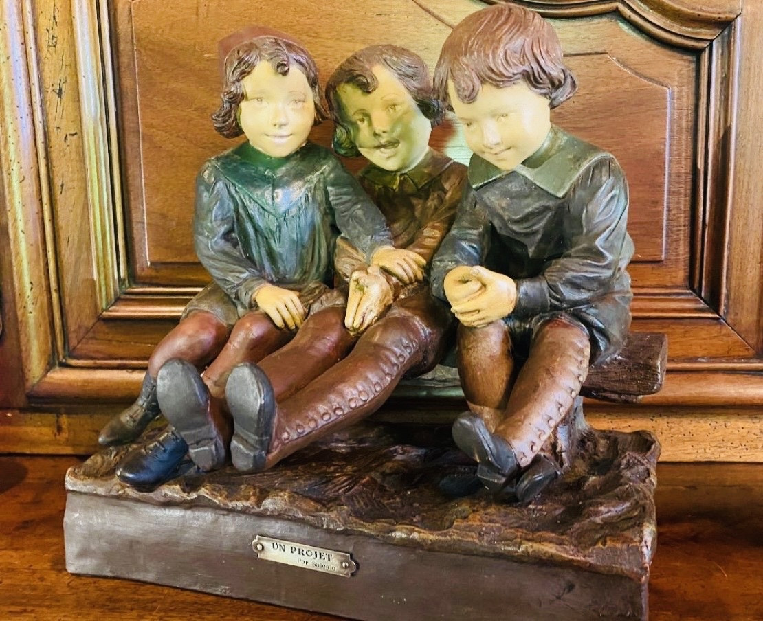 Trois  Petites filles en terre cuite polychrome, intitulée «  un projet », signée Salesio-photo-1