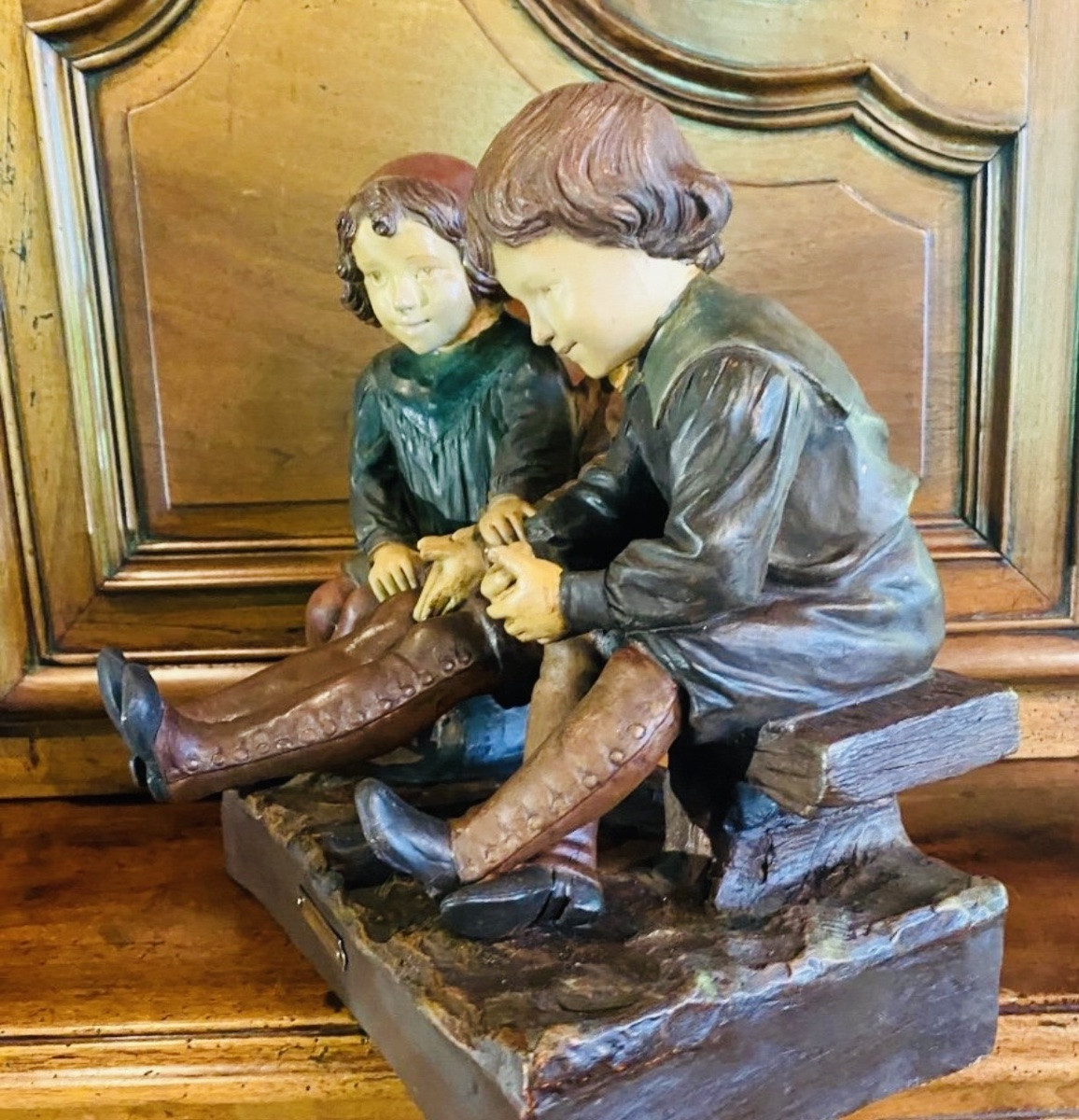 Trois  Petites filles en terre cuite polychrome, intitulée «  un projet », signée Salesio-photo-2