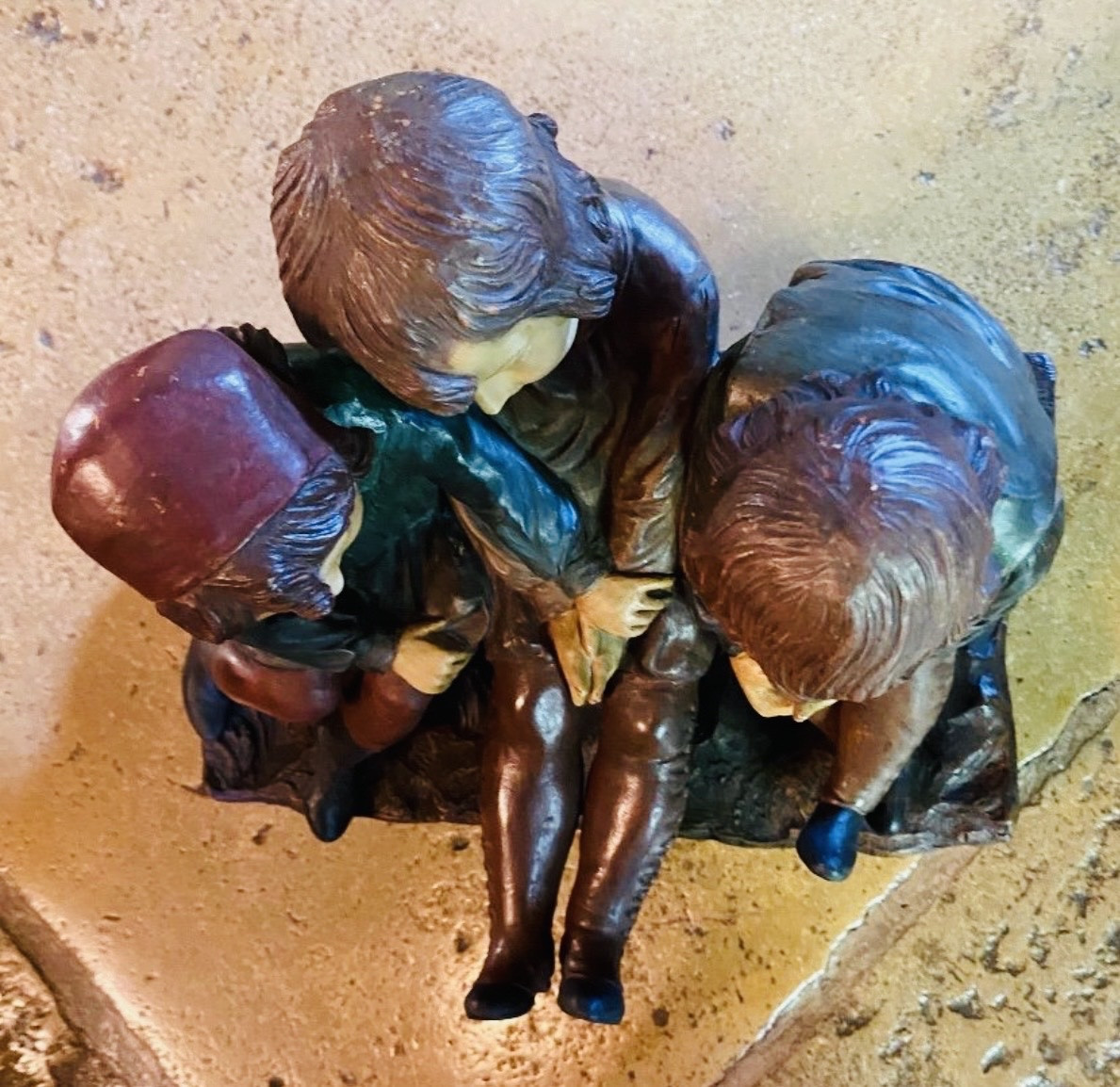 Trois  Petites filles en terre cuite polychrome, intitulée «  un projet », signée Salesio-photo-8