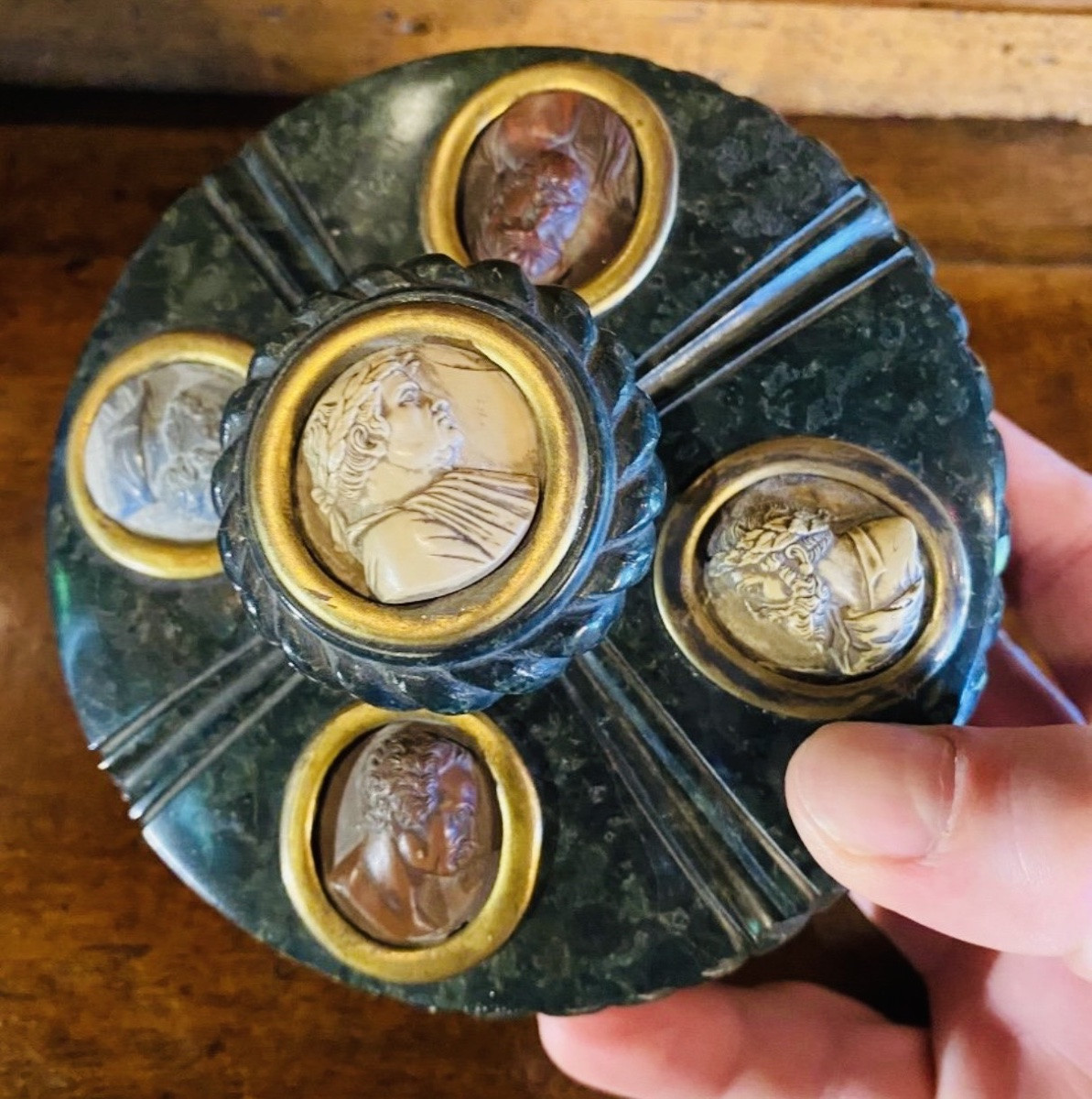 Souvenir du grand tour, bel encrier en serpentine aux camées en pierre de lave-photo-2