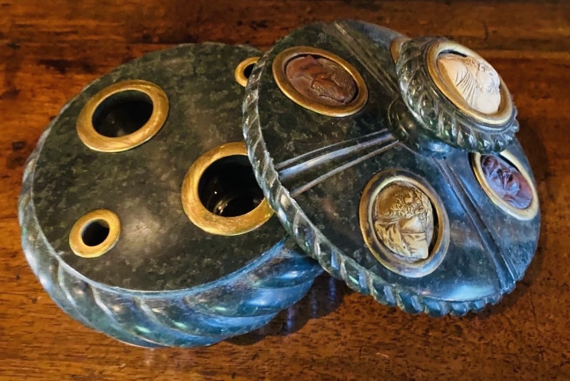 Souvenir du grand tour, bel encrier en serpentine aux camées en pierre de lave-photo-3