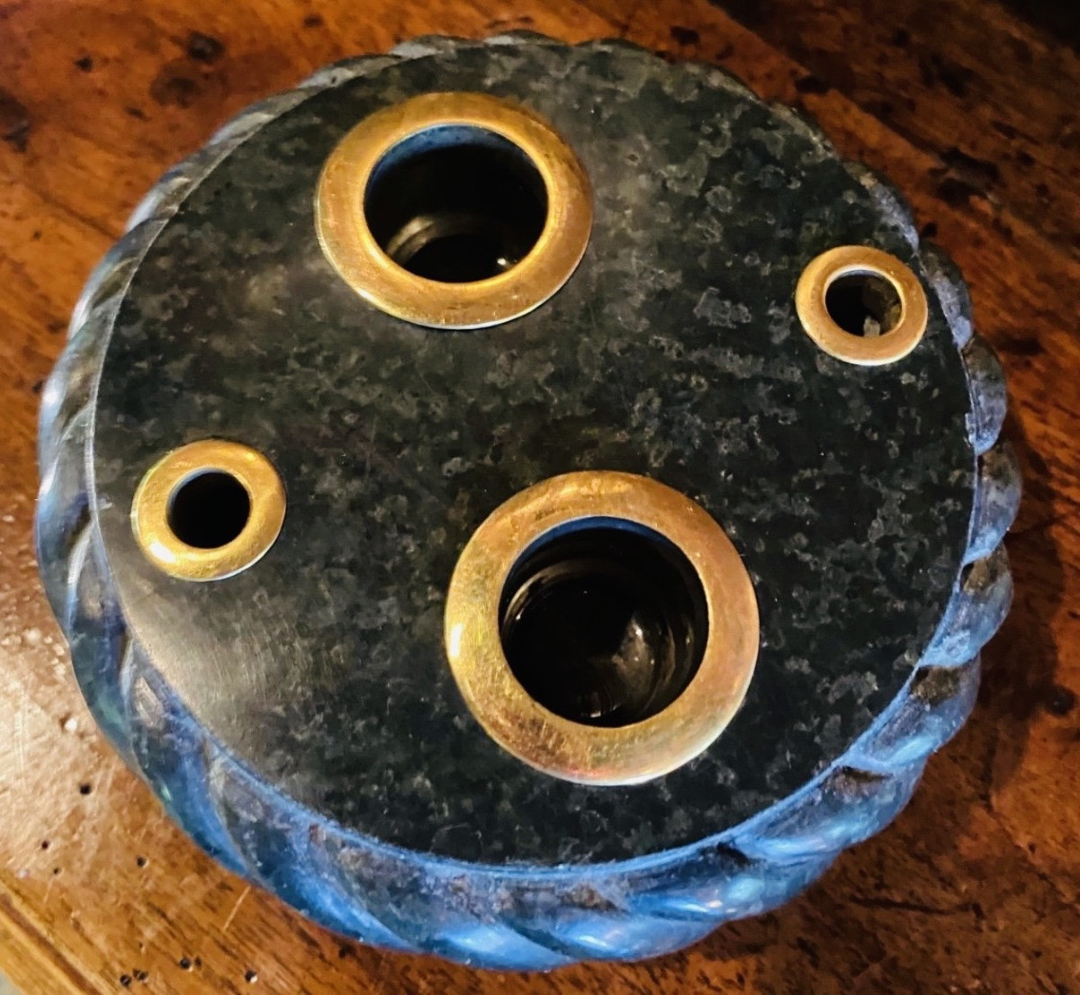 Souvenir du grand tour, bel encrier en serpentine aux camées en pierre de lave-photo-2