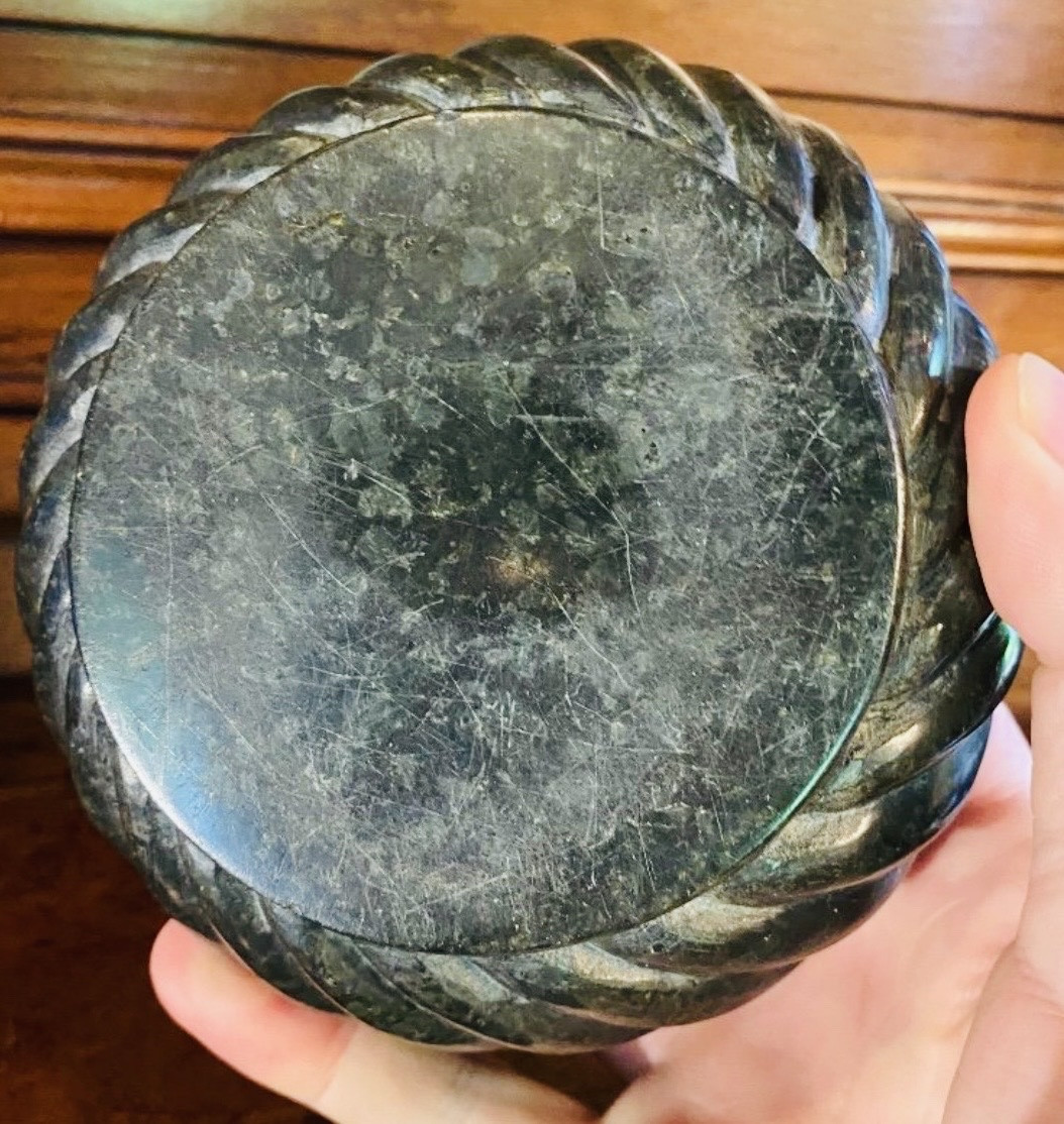 Souvenir du grand tour, bel encrier en serpentine aux camées en pierre de lave-photo-4