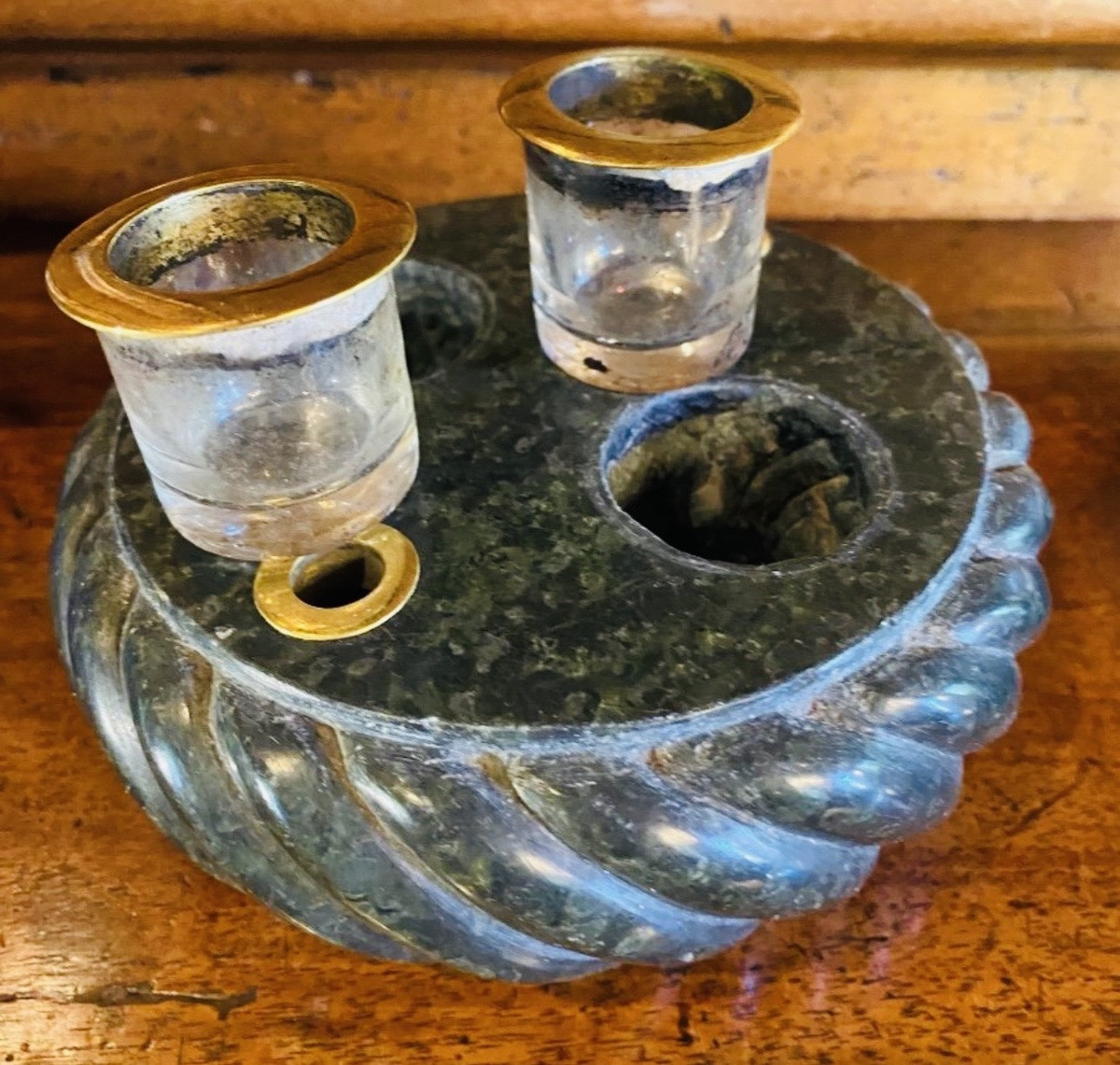 Souvenir du grand tour, bel encrier en serpentine aux camées en pierre de lave-photo-6