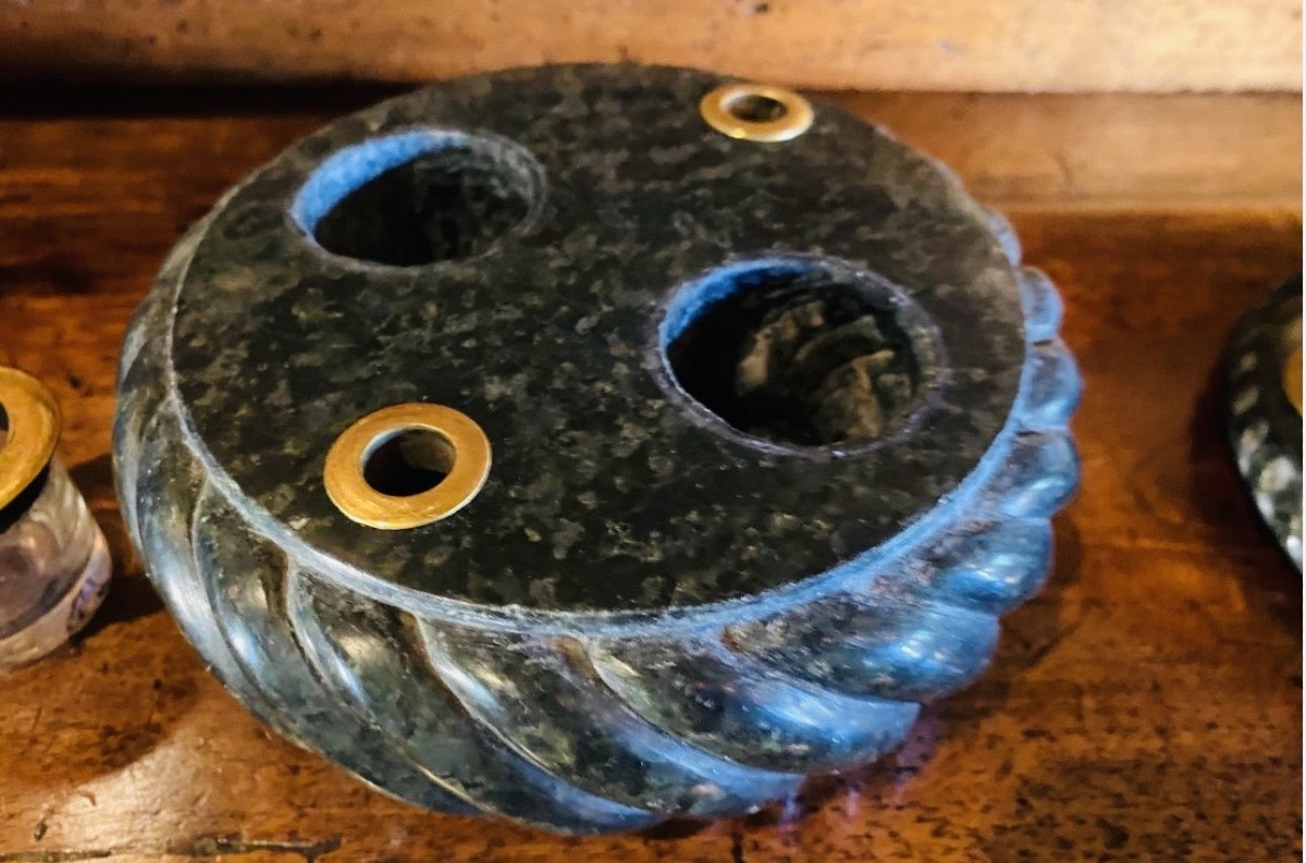 Souvenir du grand tour, bel encrier en serpentine aux camées en pierre de lave-photo-7