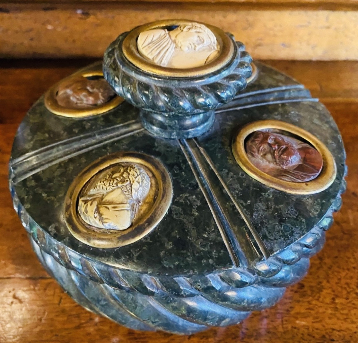 Souvenir du grand tour, bel encrier en serpentine aux camées en pierre de lave