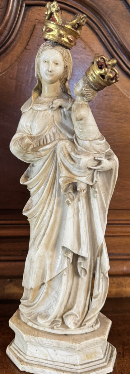 Vierge à l’Enfant couronnée en albâtre — Malines (vallée de la Meuse), début du XVIIe siècle