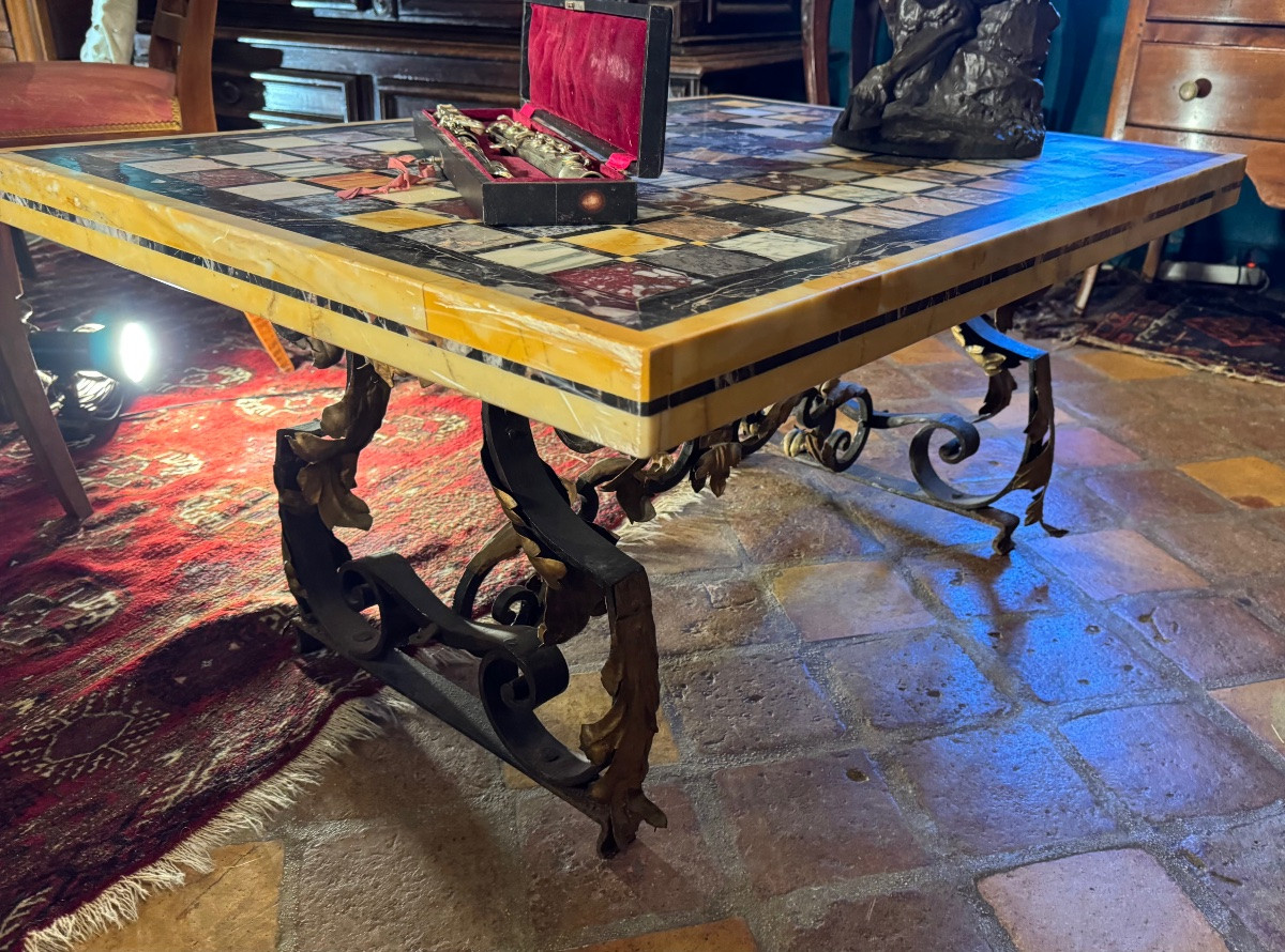 Importante table basse en marqueterie de marbres polychromes et fer forgé doré, dans le goût de-photo-2