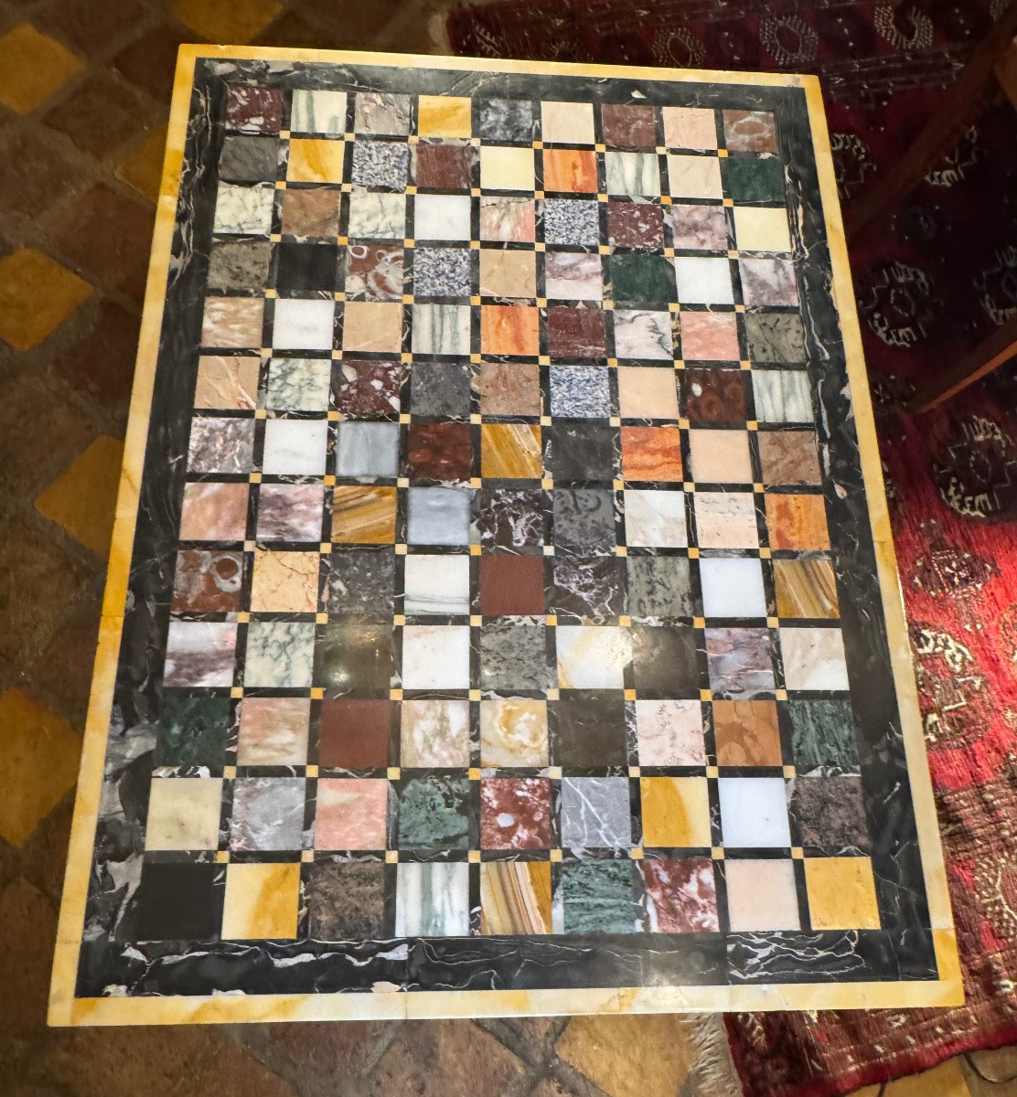 Importante table basse en marqueterie de marbres polychromes et fer forgé doré, dans le goût de-photo-3