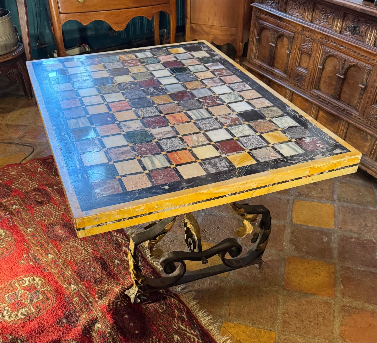 Importante table basse en marqueterie de marbres polychromes et fer forgé doré, dans le goût de-photo-4