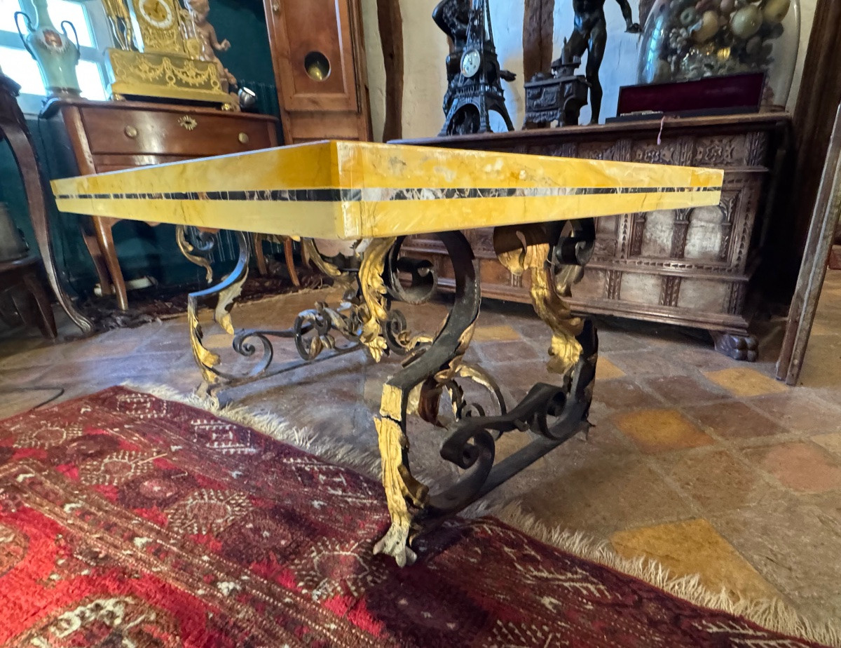 Importante table basse en marqueterie de marbres polychromes et fer forgé doré, dans le goût de-photo-1