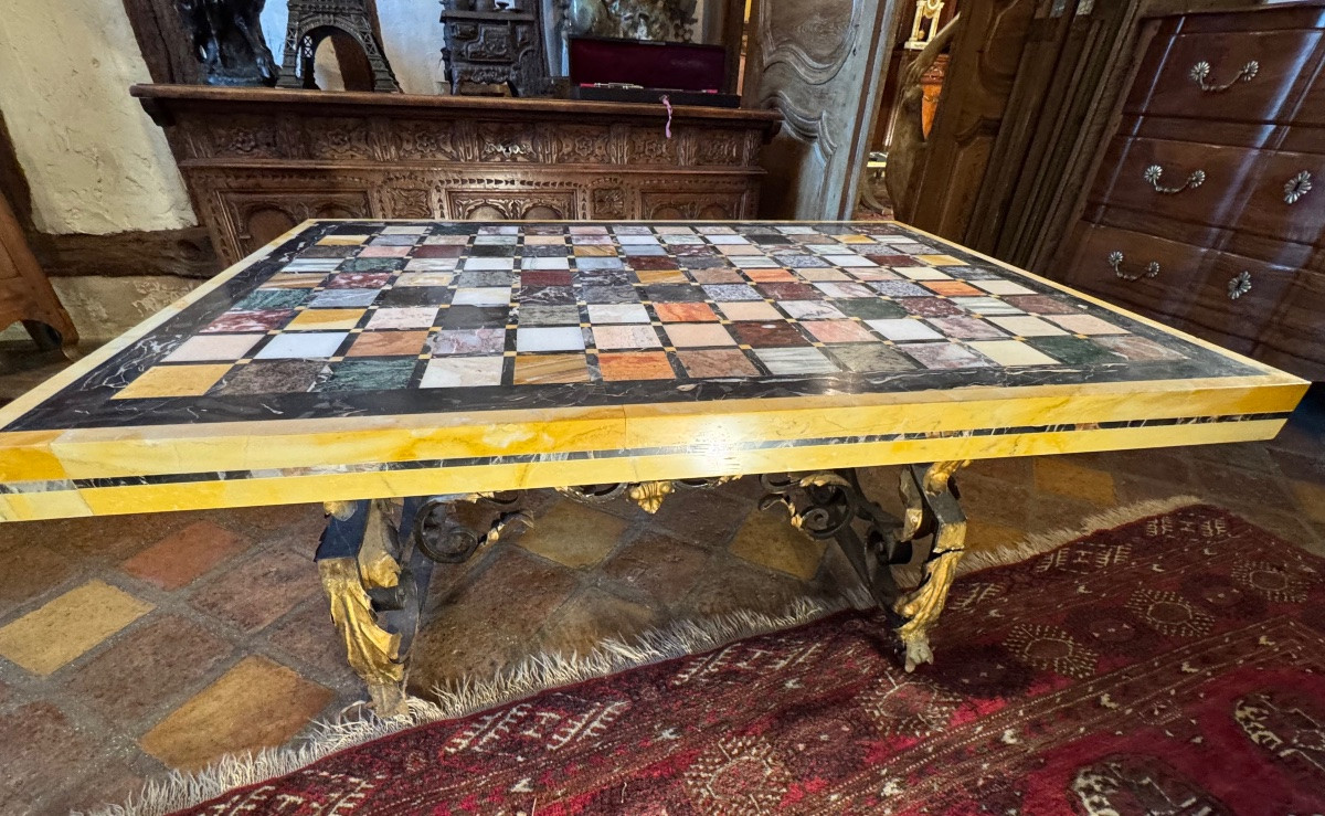 Importante table basse en marqueterie de marbres polychromes et fer forgé doré, dans le goût de-photo-2