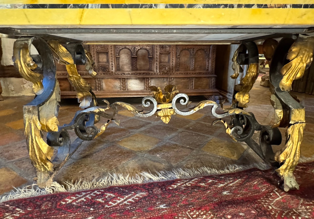 Importante table basse en marqueterie de marbres polychromes et fer forgé doré, dans le goût de-photo-4