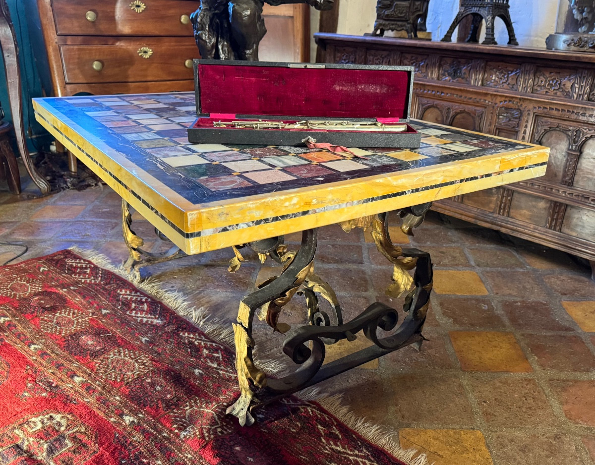 Importante table basse en marqueterie de marbres polychromes et fer forgé doré, dans le goût de