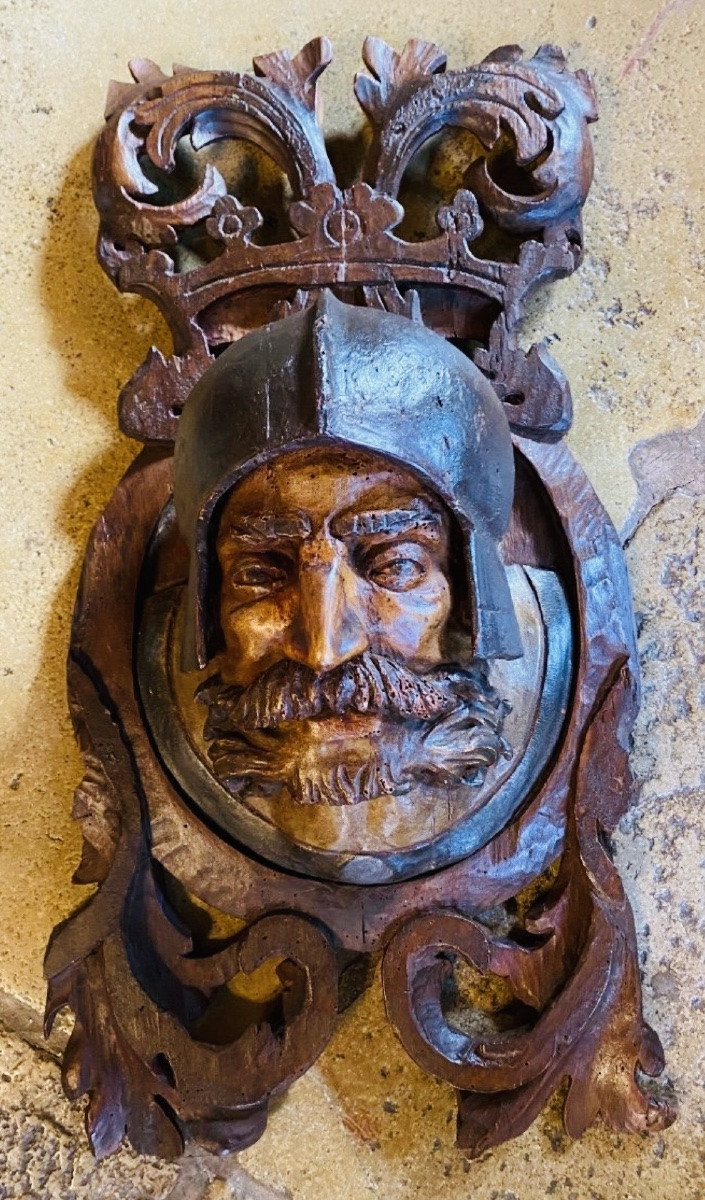 TÊTE DE GUERRIER en noyer sculpté en haut relief, XVII EME SIÈCLE-photo-2