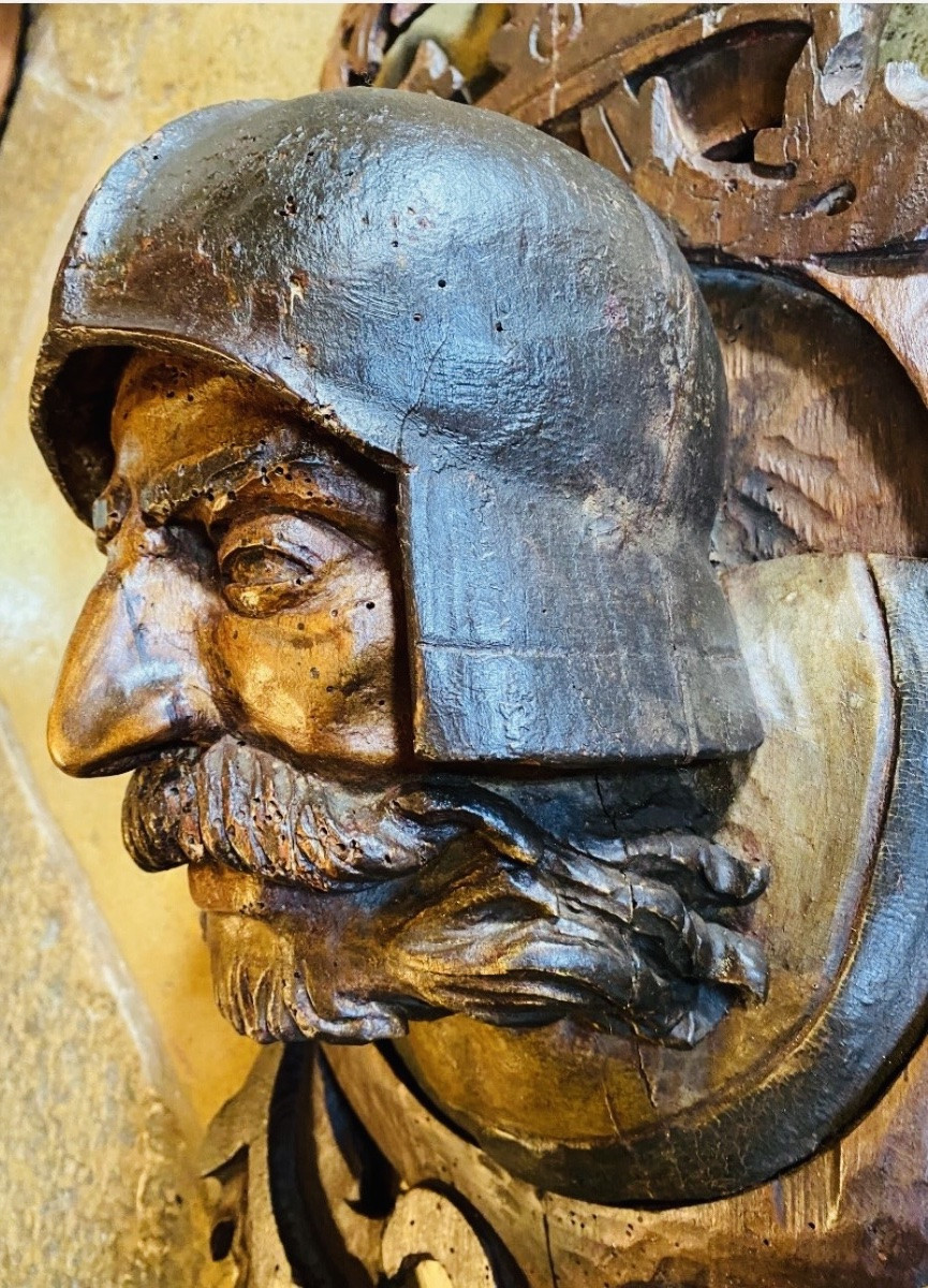 TÊTE DE GUERRIER en noyer sculpté en haut relief, XVII EME SIÈCLE-photo-2