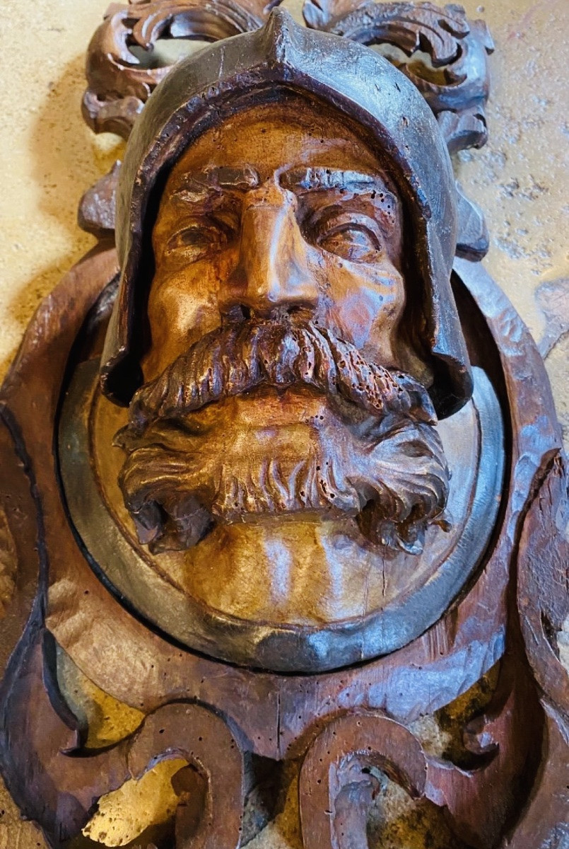 TÊTE DE GUERRIER en noyer sculpté en haut relief, XVII EME SIÈCLE-photo-3