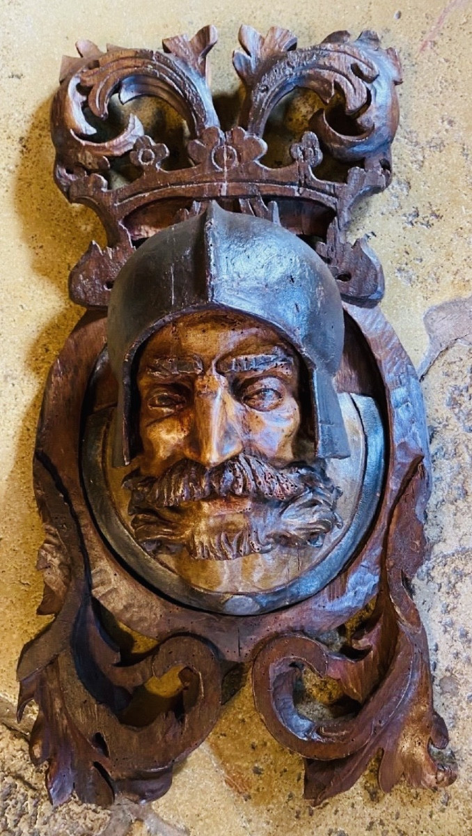 TÊTE DE GUERRIER en noyer sculpté en haut relief, XVII EME SIÈCLE