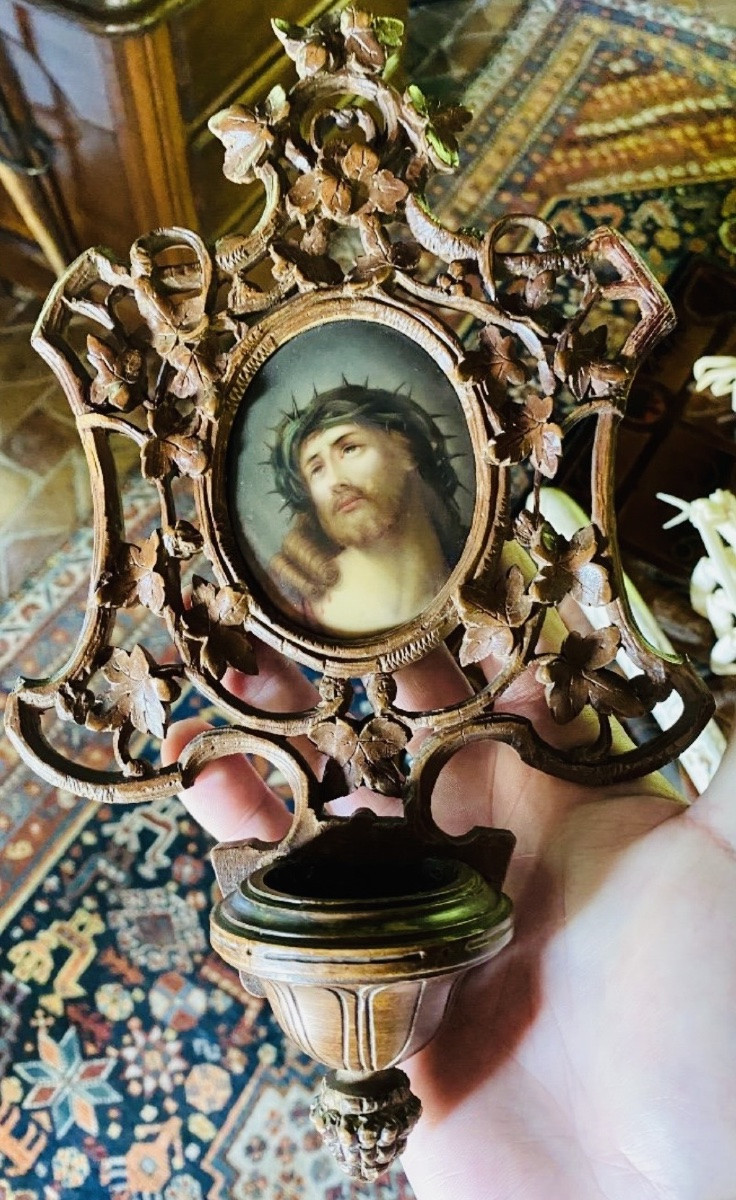19th Century Sculptured And Open-heared Benitier With Christ's Face Painted On Porcelain-photo-1