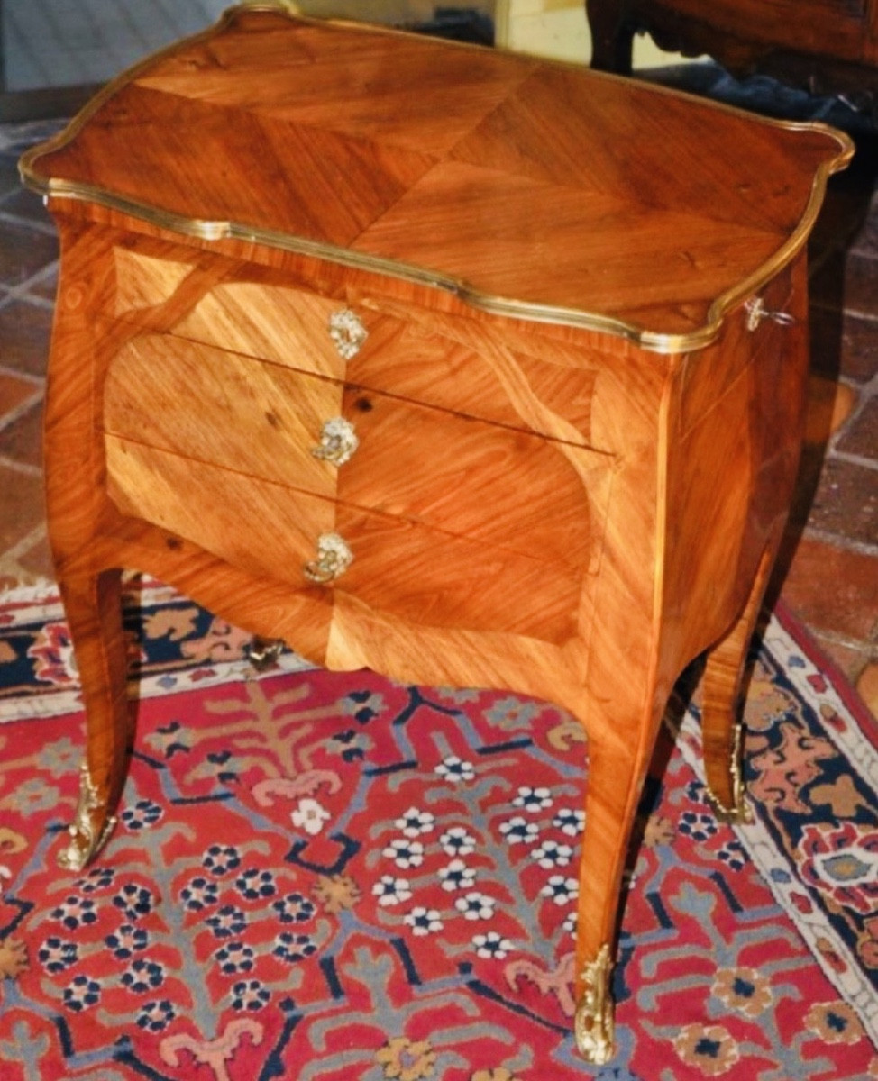 PETITE COMMODE CHIFFONNIÈRE en marqueterie de bois de rose DE STYLE LOUIS XV