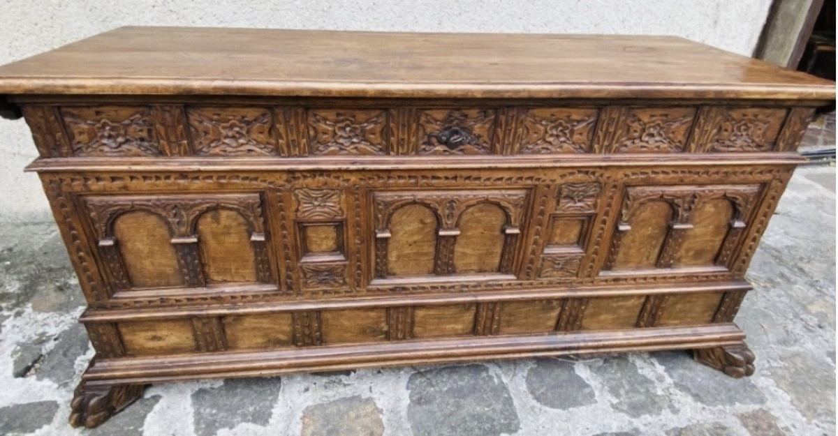 COFFRE DE MARIAGE EN NOYER DU XVIII EME SIÈCLE