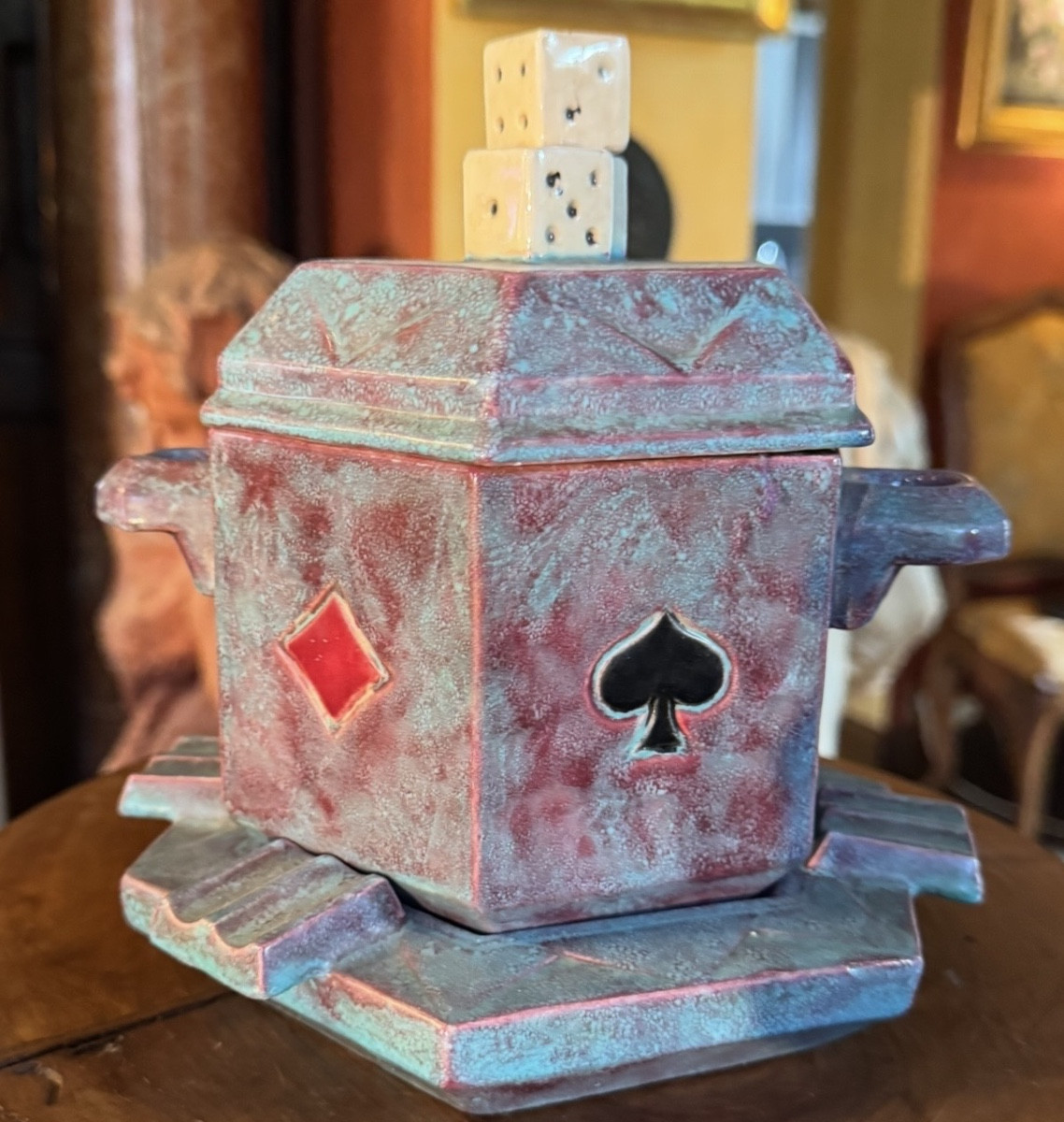 Nécessaire de fumeur Art Déco en faïence émaillée – décor jeu de cartes – vers 1930-1950