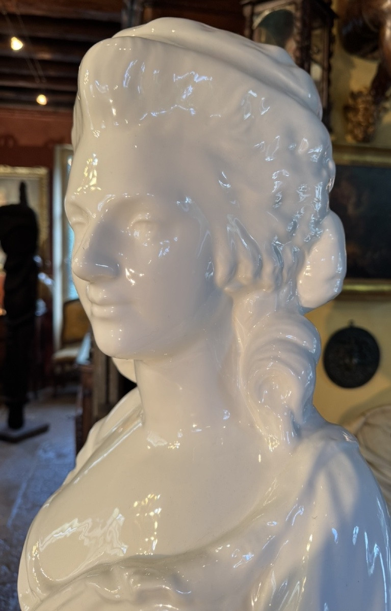 Buste de Marie-Antoinette en faïence blanche – Première moitié du XXe siècle-photo-4