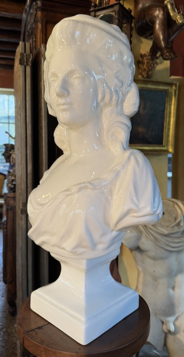 Buste de Marie-Antoinette en faïence blanche – Première moitié du XXe siècle-photo-1