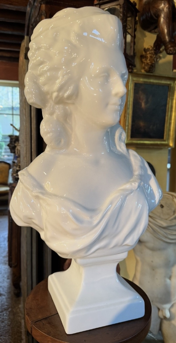 Buste de Marie-Antoinette en faïence blanche – Première moitié du XXe siècle-photo-5