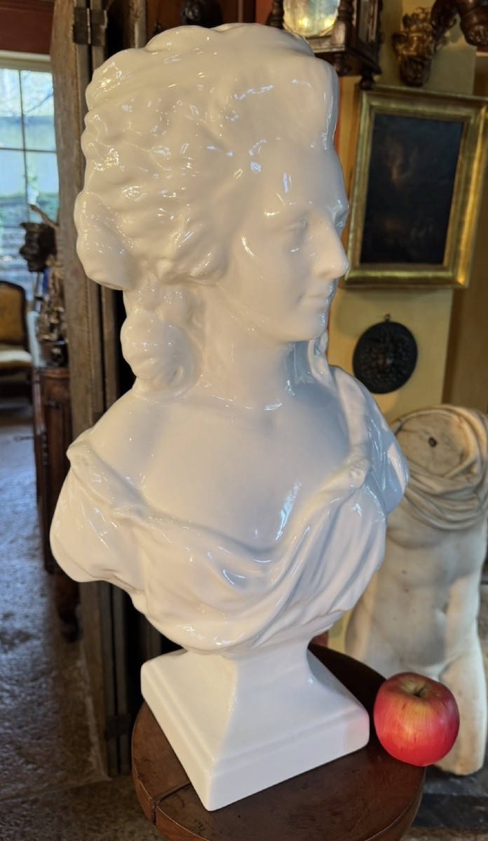 Buste de Marie-Antoinette en faïence blanche – Première moitié du XXe siècle-photo-7