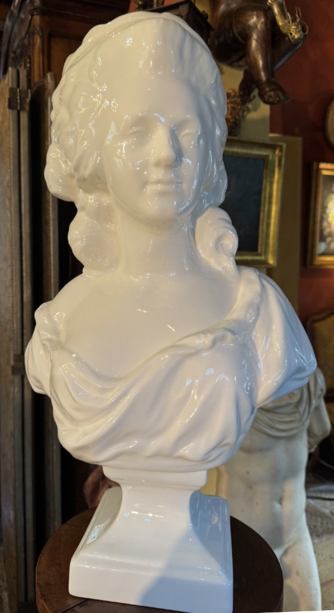Buste de Marie-Antoinette en faïence blanche – Première moitié du XXe siècle