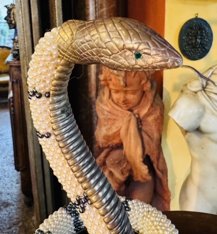 Serpent en perles Akoya du Japon, argent et émeraudes - Objet de curiosité, XXe siecle-photo-2
