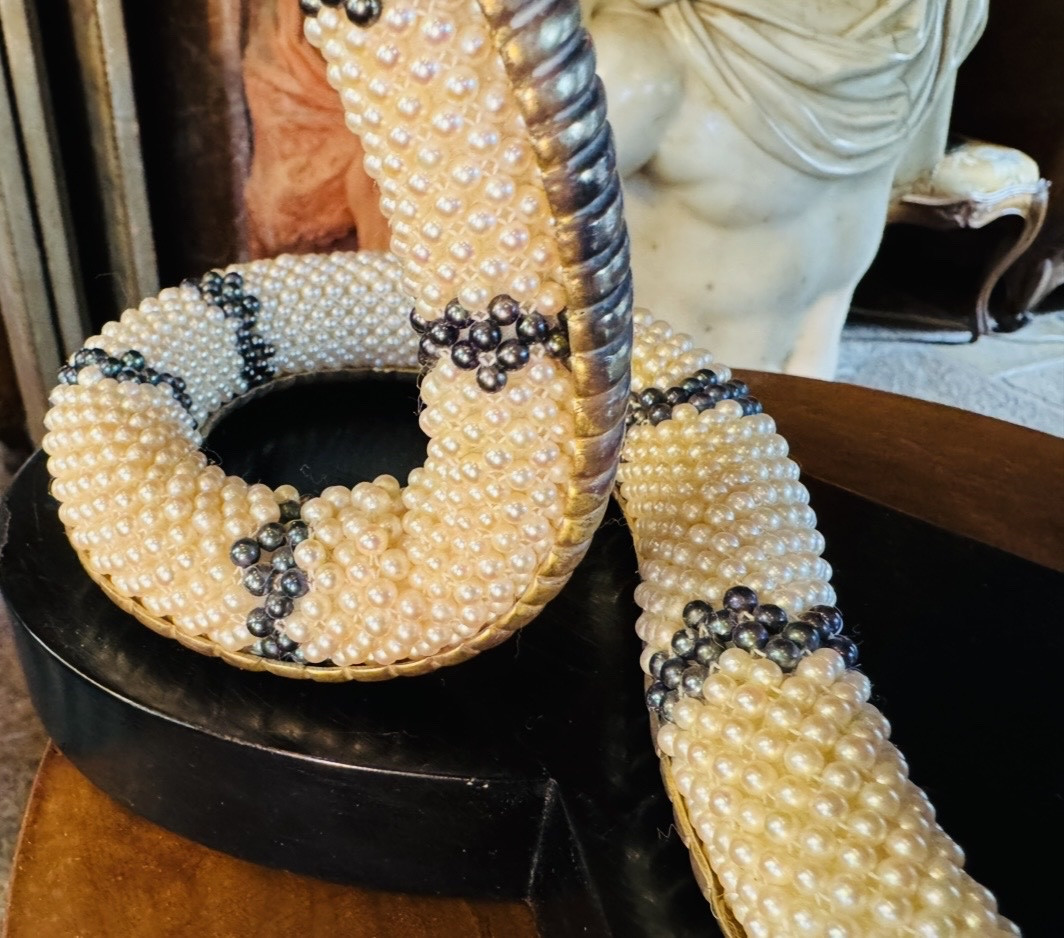 Serpent en perles Akoya du Japon, argent et émeraudes - Objet de curiosité, XXe siecle-photo-3