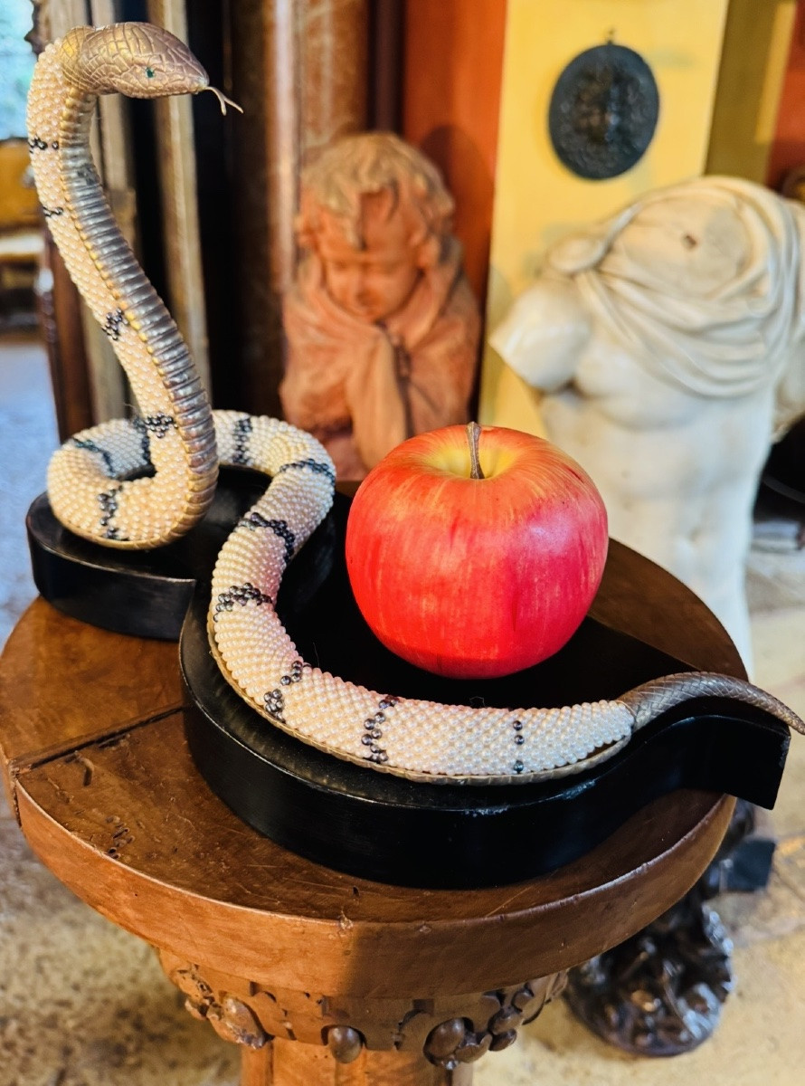 Serpent en perles Akoya du Japon, argent et émeraudes - Objet de curiosité, XXe siecle-photo-1