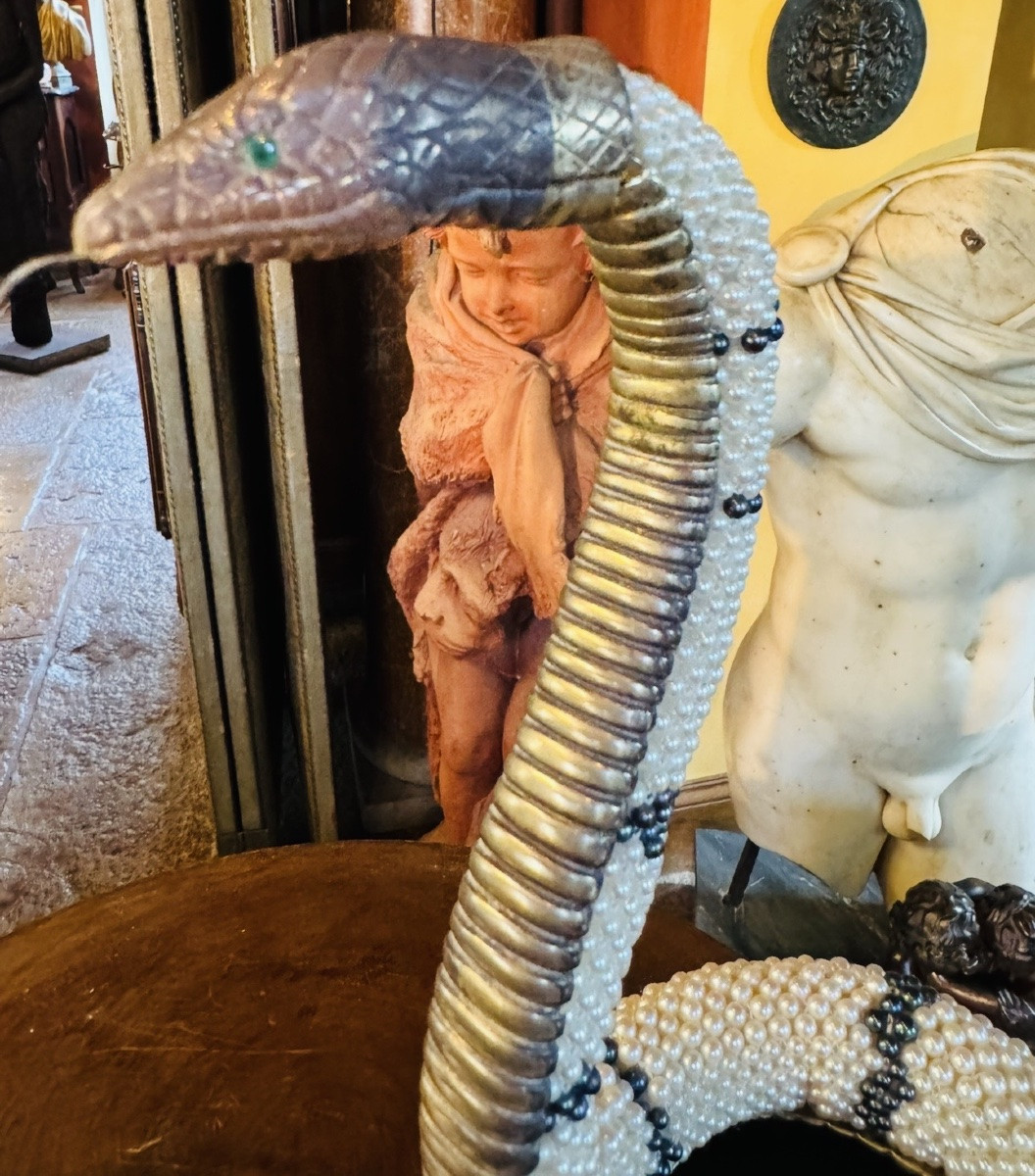 Serpent en perles Akoya du Japon, argent et émeraudes - Objet de curiosité, XXe siecle-photo-7