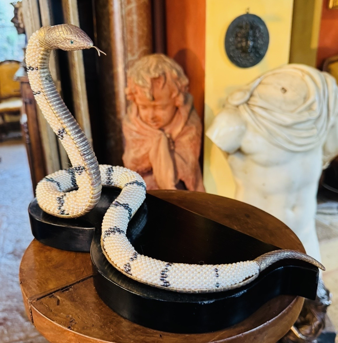 Serpent en perles Akoya du Japon, argent et émeraudes - Objet de curiosité, XXe siecle