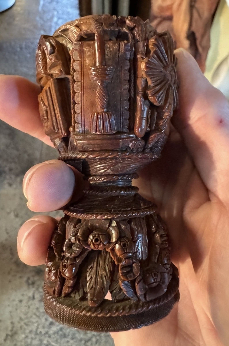 Gobelet de berger en noix de corozo sculptée, travail populaire, XVIlle siècle-photo-2