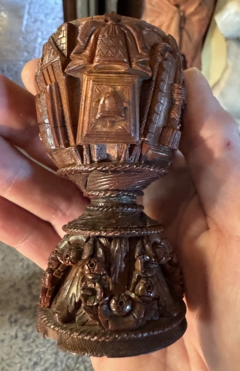 Gobelet de berger en noix de corozo sculptée, travail populaire, XVIlle siècle