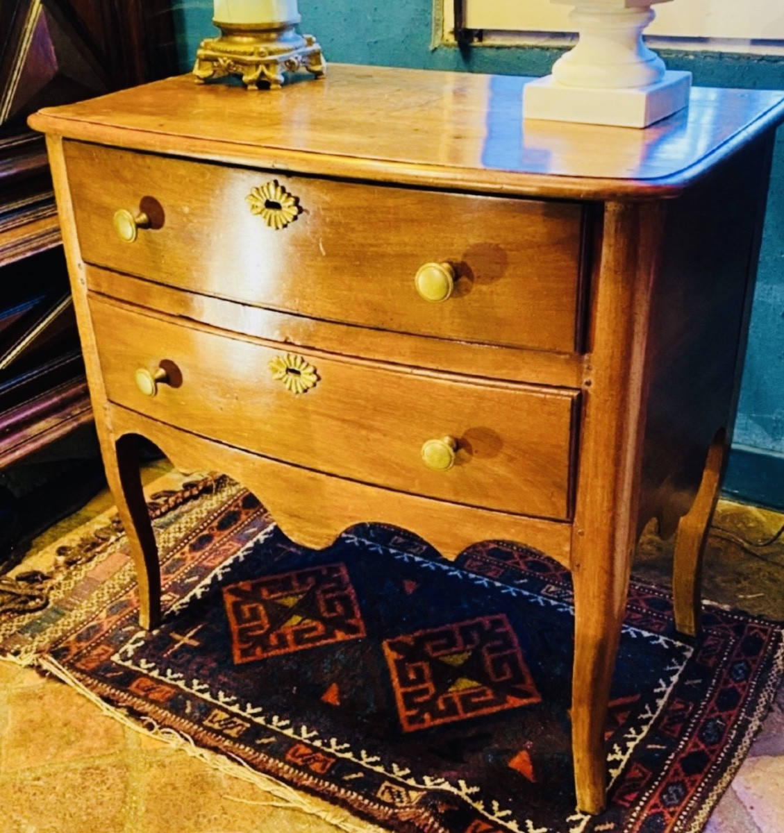 COMMODE SAUTEUSE CEINTRÉE DU DAUPHINÉ EN NOYER XVIII EME SIÈCLE