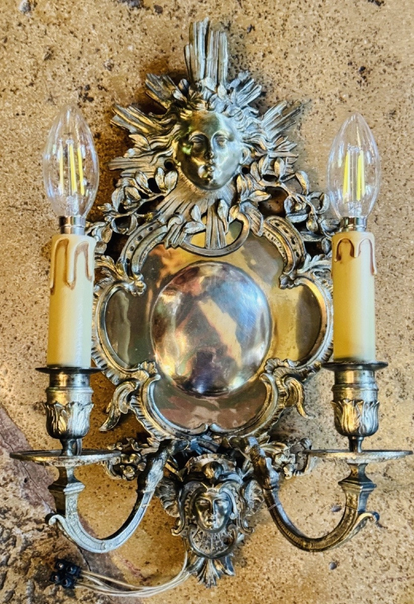 PAIRE D'APPLIQUES MURALES EN BRONZE ARGENTÉ DÉCOR AU SOLEIL ET AUX MASQUES STYLE LOUIS XIV - XX-photo-3
