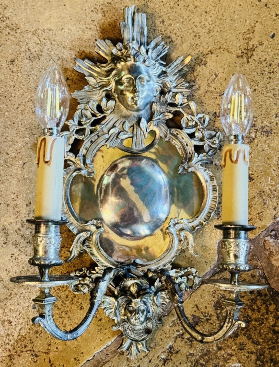 PAIRE D'APPLIQUES MURALES EN BRONZE ARGENTÉ DÉCOR AU SOLEIL ET AUX MASQUES STYLE LOUIS XIV - XX-photo-4