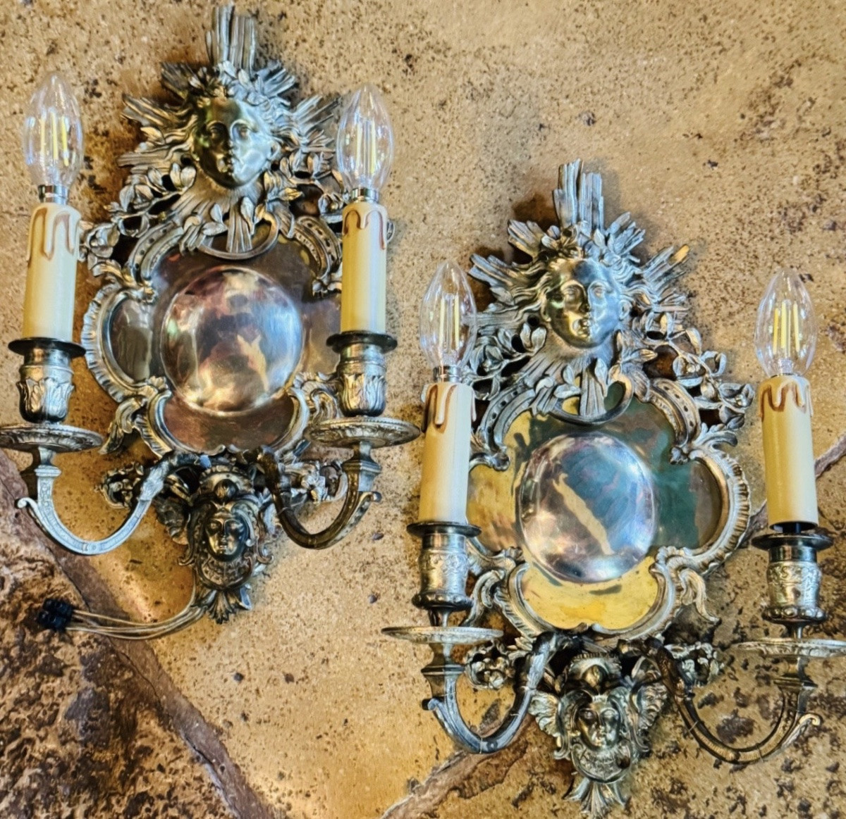 PAIRE D'APPLIQUES MURALES EN BRONZE ARGENTÉ DÉCOR AU SOLEIL ET AUX MASQUES STYLE LOUIS XIV - XX-photo-2