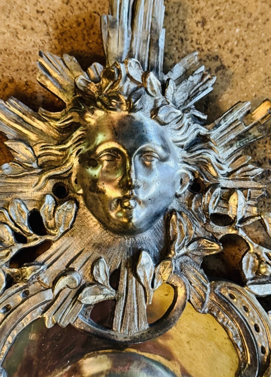 PAIRE D'APPLIQUES MURALES EN BRONZE ARGENTÉ DÉCOR AU SOLEIL ET AUX MASQUES STYLE LOUIS XIV - XX-photo-5