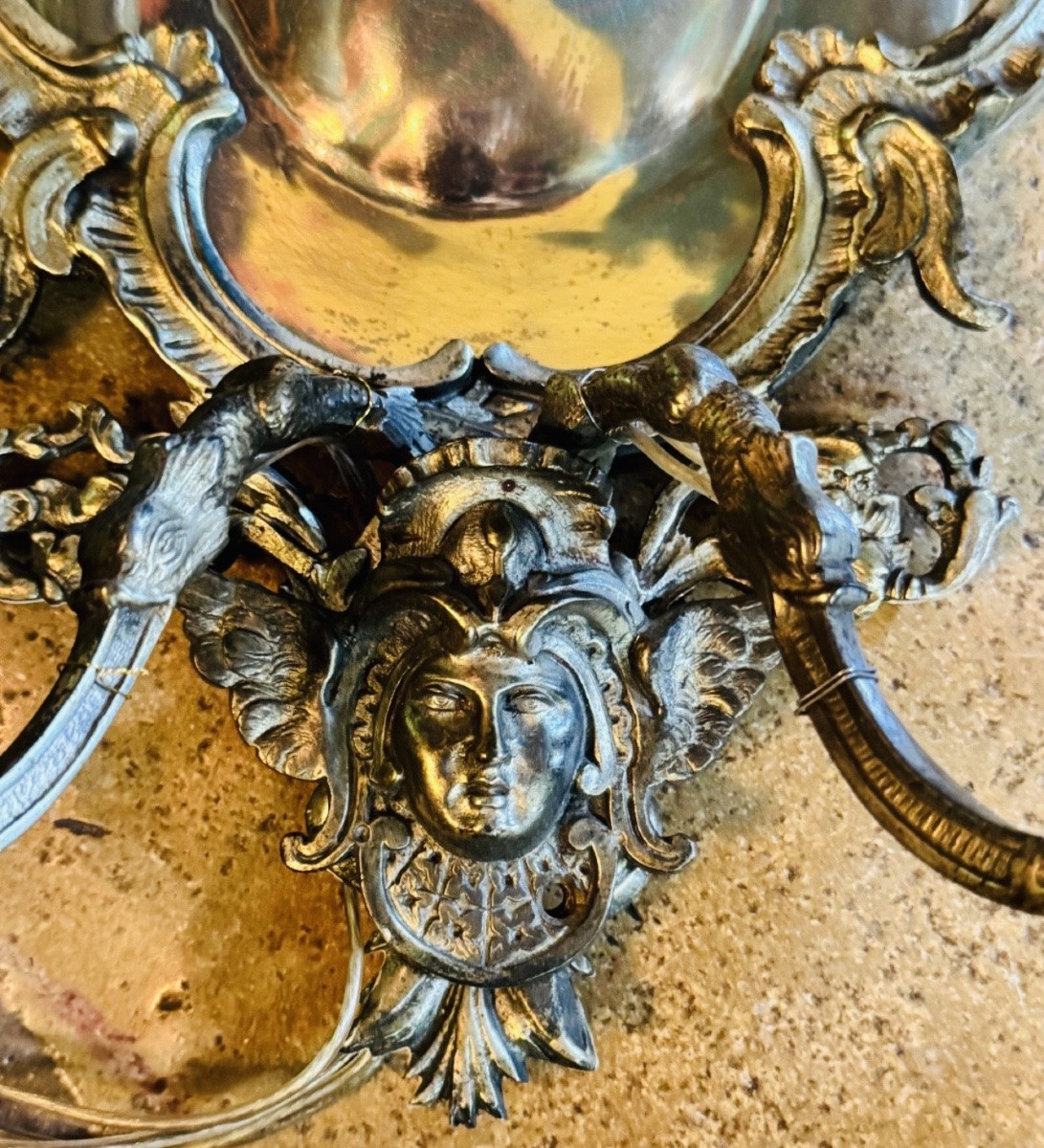 PAIRE D'APPLIQUES MURALES EN BRONZE ARGENTÉ DÉCOR AU SOLEIL ET AUX MASQUES STYLE LOUIS XIV - XX-photo-7