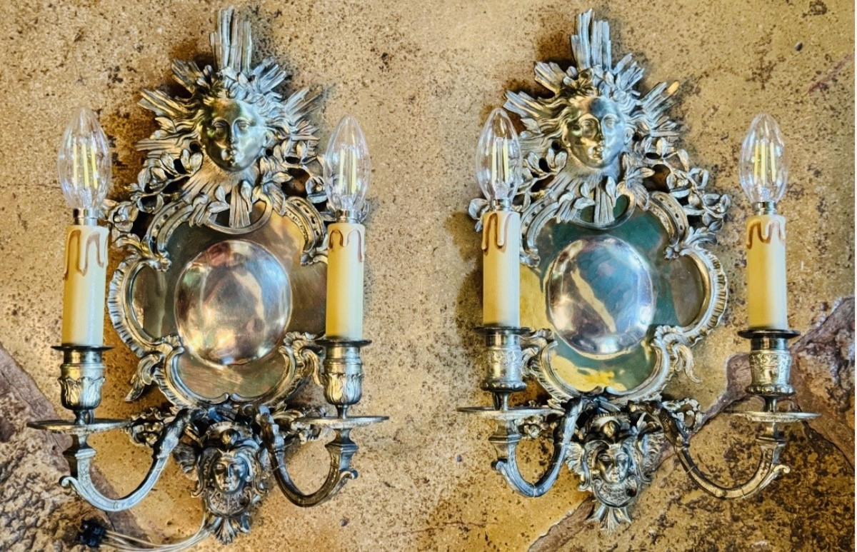 PAIRE D'APPLIQUES MURALES EN BRONZE ARGENTÉ DÉCOR AU SOLEIL ET AUX MASQUES STYLE LOUIS XIV - XX
